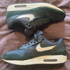 ⚡️FLASH SALE⚡️Men’s lightly used Nike Air Max 1 Green size 10.
